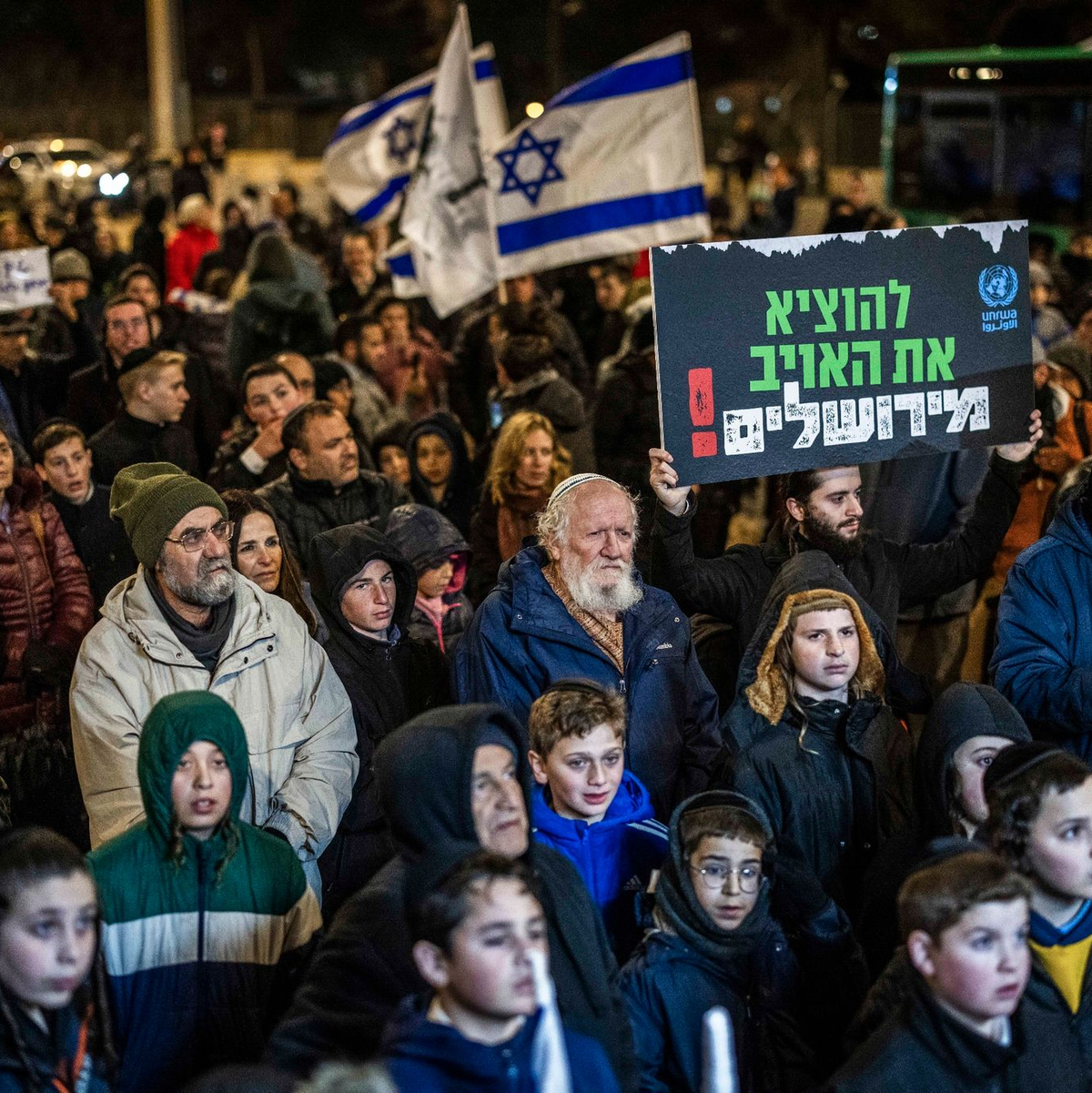 In Jerusalem protestieren israelische rechtsgerichtete Aktivisten vor dem Hauptsitz des Hilfswerks der Vereinten Nationen für Palästinaflüchtlinge im Nahen Osten (UNWRA) und fordern, die Tätigkeit der Organisation einzustellen. - Foto: Ilia Yefimovich/dpa