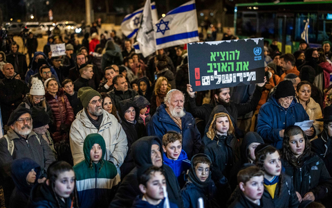 In Jerusalem protestieren israelische rechtsgerichtete Aktivisten vor dem Hauptsitz des Hilfswerks der Vereinten Nationen für Palästinaflüchtlinge im Nahen Osten (UNWRA) und fordern, die Tätigkeit der Organisation einzustellen. - Foto: Ilia Yefimovich/dpa In Jerusalem protestieren israelische rechtsgerichtete Aktivisten vor dem Hauptsitz des Hilfswerks der Vereinten Nationen für Palästinaflüchtlinge im Nahen Osten (UNWRA) und fordern, die Tätigkeit der Organisation einzustellen. - Foto: Ilia Yefimovich/dpa