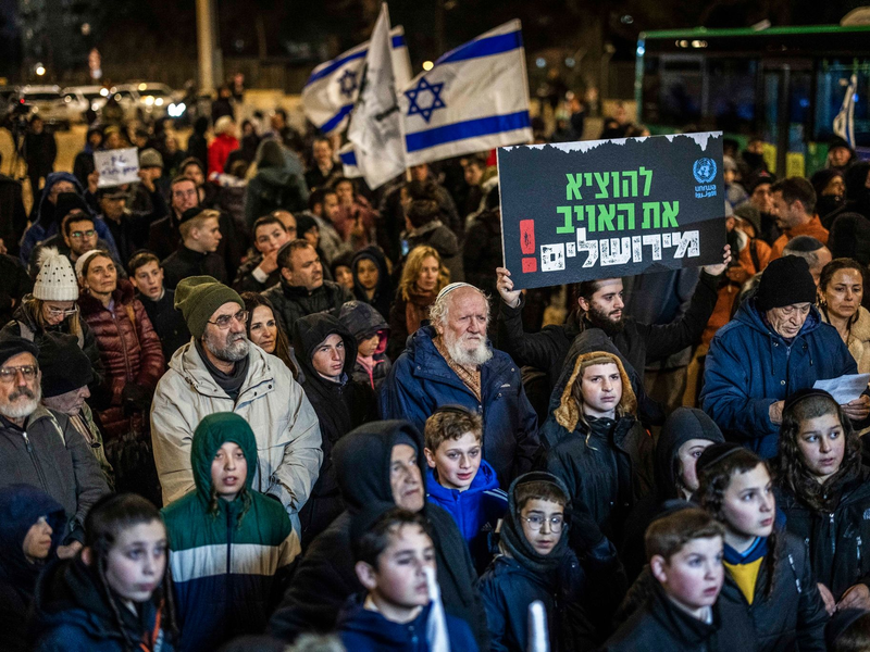 In Jerusalem protestieren israelische rechtsgerichtete Aktivisten vor dem Hauptsitz des Hilfswerks der Vereinten Nationen für Palästinaflüchtlinge im Nahen Osten (UNWRA) und fordern, die Tätigkeit der Organisation einzustellen. - Foto: Ilia Yefimovich/dpa