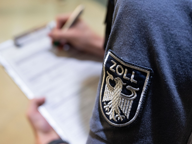 Der Zoll am Stuttgarter Flughafen hat  104 Schmuckstücke sichergestellt. - Foto: Hendrik Schmidt/dpa