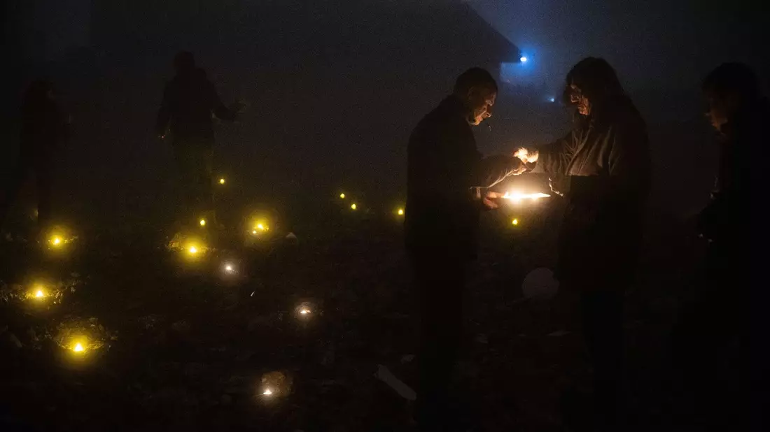 Menschen aus dem ganzen Land sind zum Jahrestag in die Region Antakya gereist. - Bild: Boris Roessler/dpa