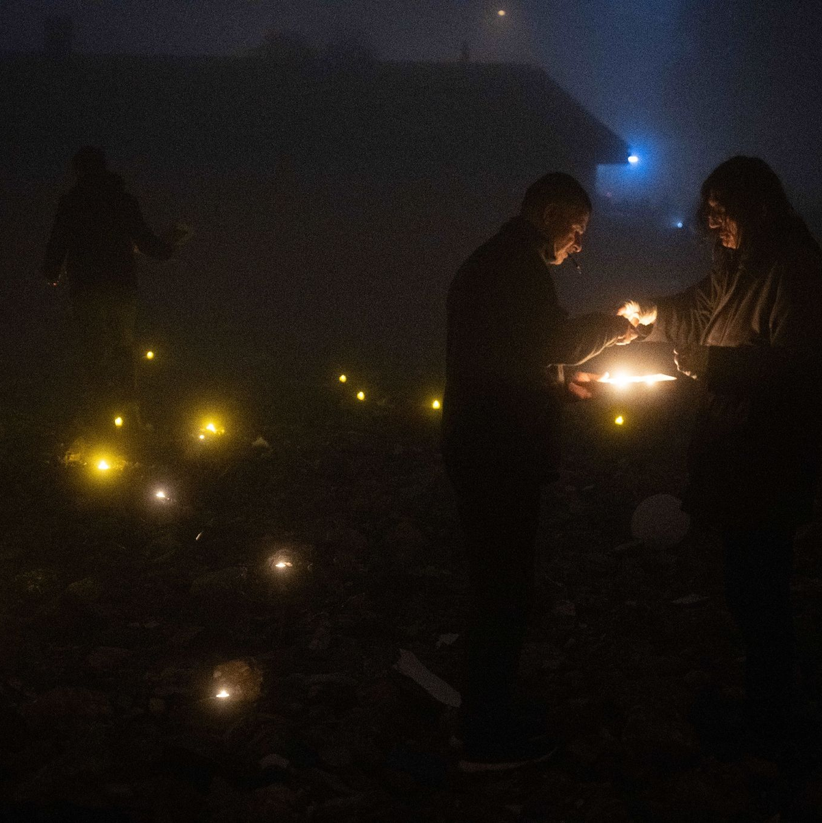 Menschen aus dem ganzen Land sind zum Jahrestag in die Region Antakya gereist. - Foto: Boris Roessler/dpa