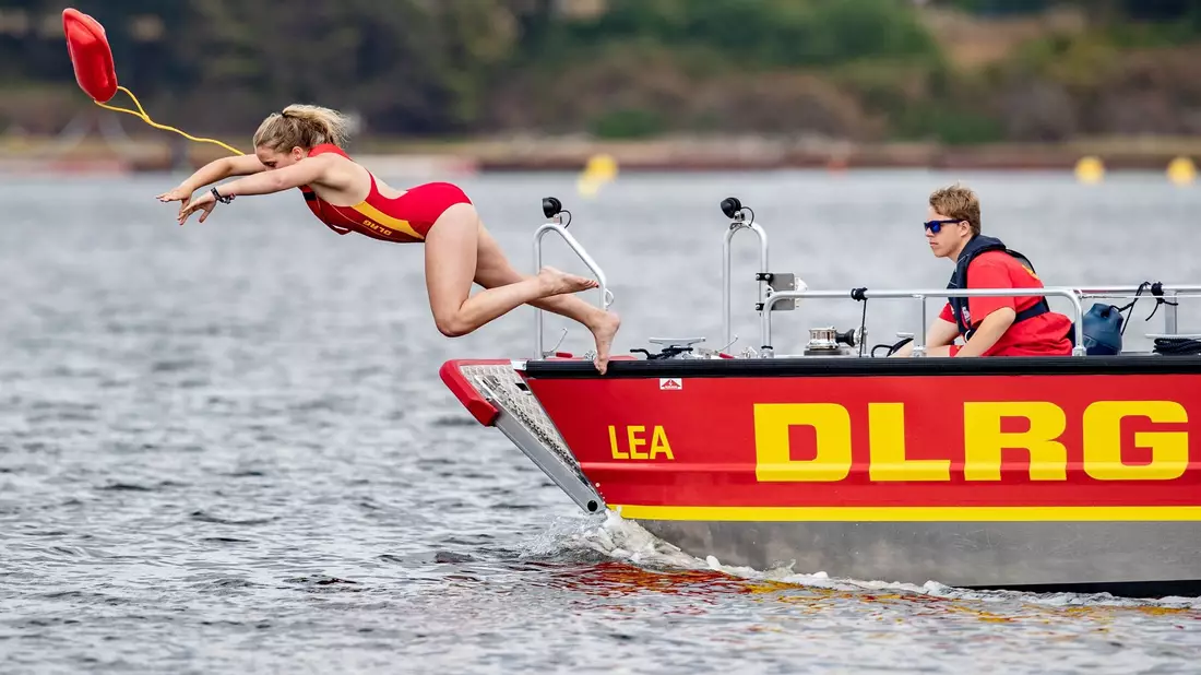 In den kommenden Jahren will die DLRG vor allem die Zahl der Aktiven steigern, um mehr Kindern das Schwimmen beibringen zu können. - Bild: Marcel Kusch/dpa