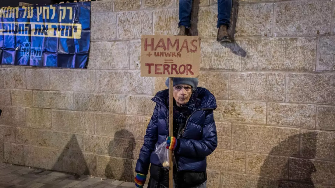 Ultra-Rechte protestierten in Jerusalem mit Sitzblockaden gegen das Waffenruhe-Abkommen. - Bild: Ilia Yefimovich/dpa