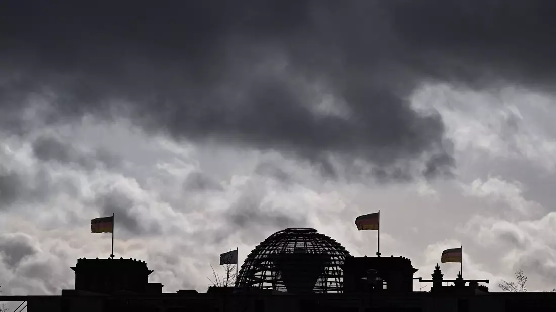 Dunkle Wolken über der Kuppel vom Reichstag: Um das Vertrauen in politische Prozesse zu stärken, empfehlen Experten auf die Bedürfnisse junger Menschen einzugehen. - Bild: Jens Kalaene/dpa