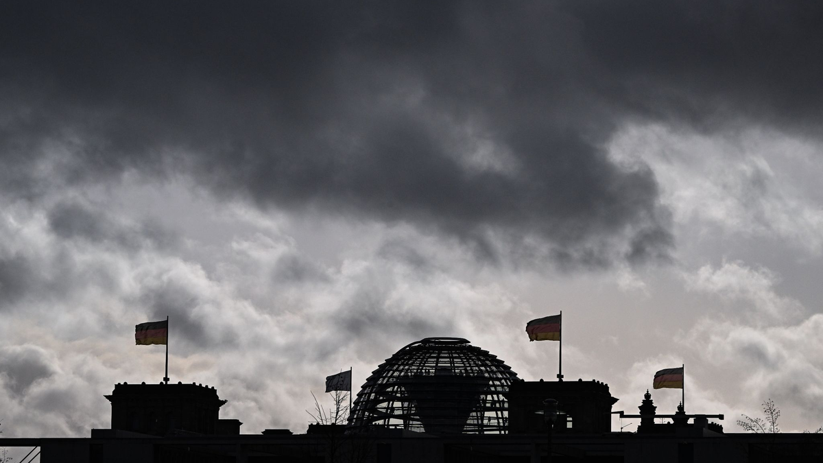 Dunkle Wolken über der Kuppel vom Reichstag: Um das Vertrauen in politische Prozesse zu stärken, empfehlen Experten auf die Bedürfnisse junger Menschen einzugehen. - Foto: Jens Kalaene/dpa