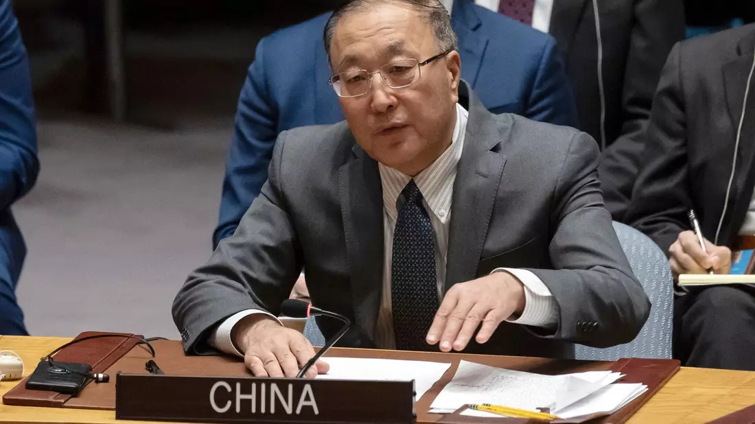 «Illegale Militäroperationen stoppen» lautet die Forderung von Chinas UN-Botschafter Zhang Jun. - Bild: Yuki Iwamura/AP/dpa