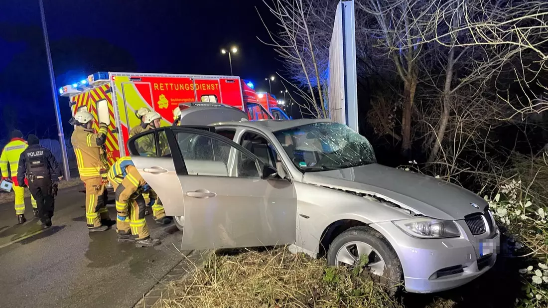 FF Bad Salzuflen: BMW kracht bei Alleinunfall in Lärmschutzwand / Zwei Männer werden auf der Lockhauser Straße in Bad Salzuflen verletzt - Bild: presseportal.de