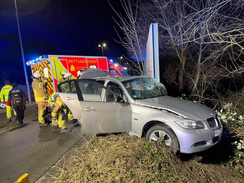 FF Bad Salzuflen: BMW kracht bei Alleinunfall in Lärmschutzwand / Zwei Männer werden auf der Lockhauser Straße in Bad Salzuflen verletzt - Foto: presseportal.de