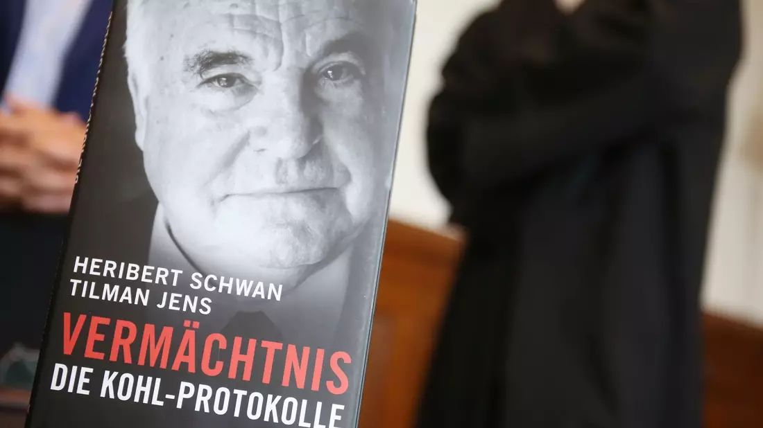 Der Autor Heribert Schwan hatte auf eigene Faust ein Buch mit nicht autorisierten Zitaten Kohls veröffentlicht. - Bild: Oliver Berg/dpa
