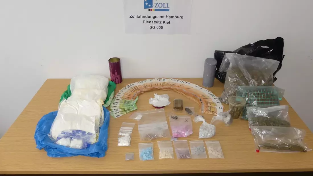 ZOLL-HH: 7 Kilogramm Drogen durch Zollfahnder bei Durchsuchungen in Kiel beschlagnahmt - Bild: presseportal.de