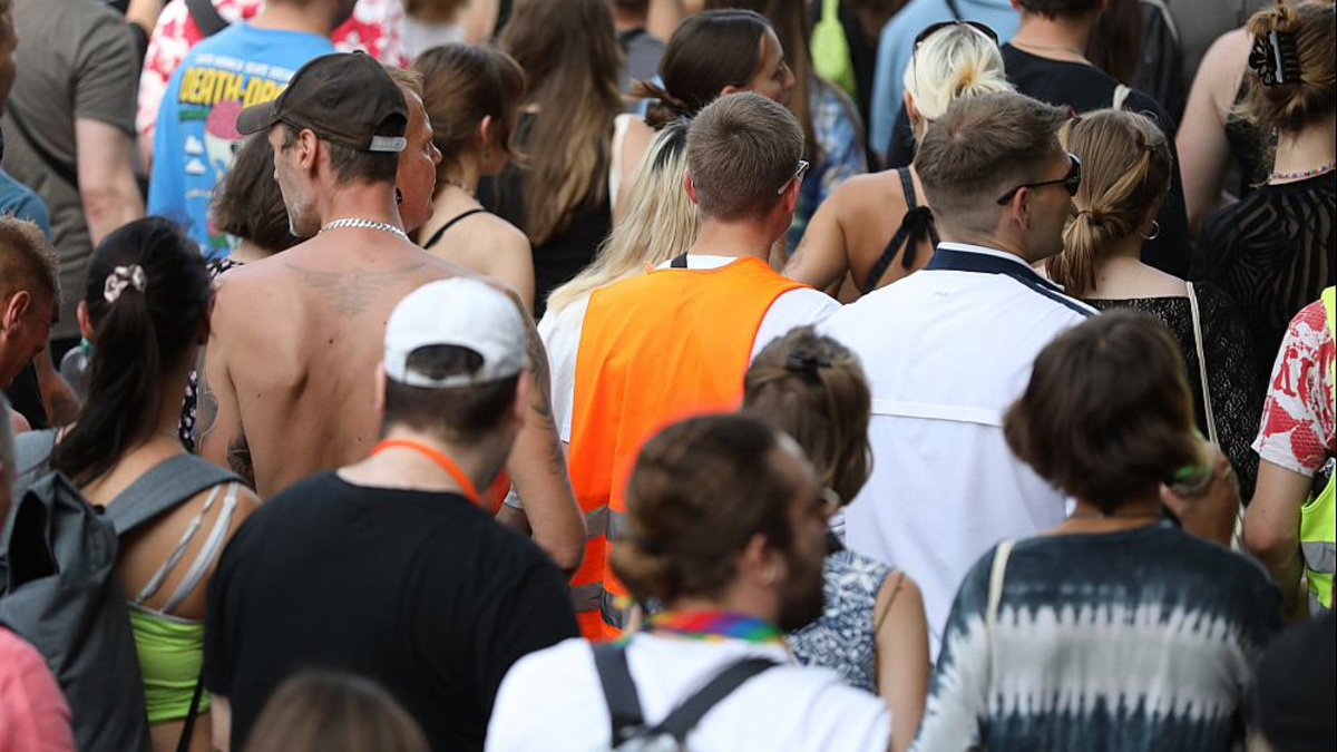 Junge Menschen bei der Techno-Parade 