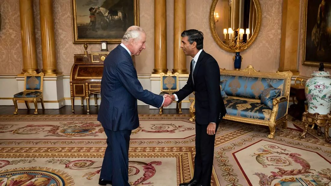 König Charles III. und Premier Rishi Sunak besprechen sich in der Regel einmal wöchentlich. - Bild: Aaron Chown/PA Pool/AP