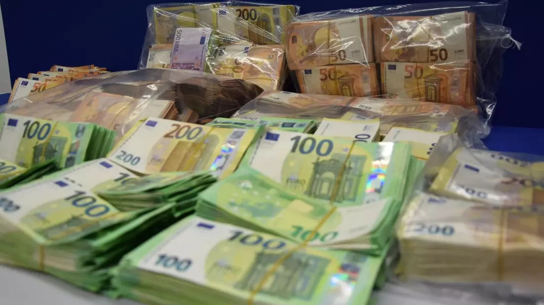 ZOLL-M: Rund 1,4 Millionen Euro Bargeld bei Reisegepäckkontrolle am Flughafen München durch Sicherheitspersonal entdeckt. - Bild: presseportal.de