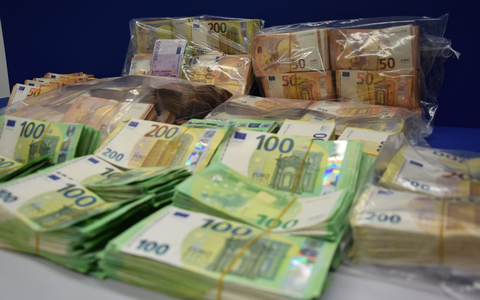 ZOLL-M: Rund 1,4 Millionen Euro Bargeld bei Reisegepäckkontrolle am Flughafen München durch Sicherheitspersonal entdeckt. - Foto: presseportal.de ZOLL-M: Rund 1,4 Millionen Euro Bargeld bei Reisegepäckkontrolle am Flughafen München durch Sicherheitspersonal entdeckt. - Foto: presseportal.de