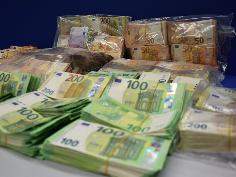 ZOLL-M: Rund 1,4 Millionen Euro Bargeld bei Reisegepäckkontrolle am Flughafen München durch Sicherheitspersonal entdeckt. - Foto: presseportal.de