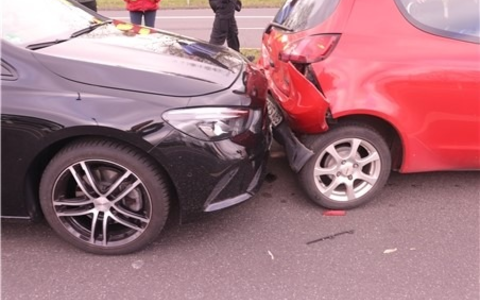 POL-ME: Eine Schwerverletzte nach Auffahrunfall - vier Autos beschädigt - Langenfeld - 2402019 - Foto: presseportal.de