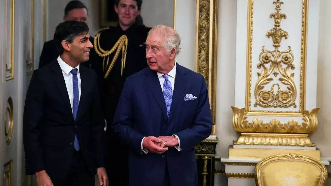 Premierminister Rishi Sunak ist in regelmäßigem Kontakt mit König Charles. - Bild: Daniel Leal/PA Wire/dpa