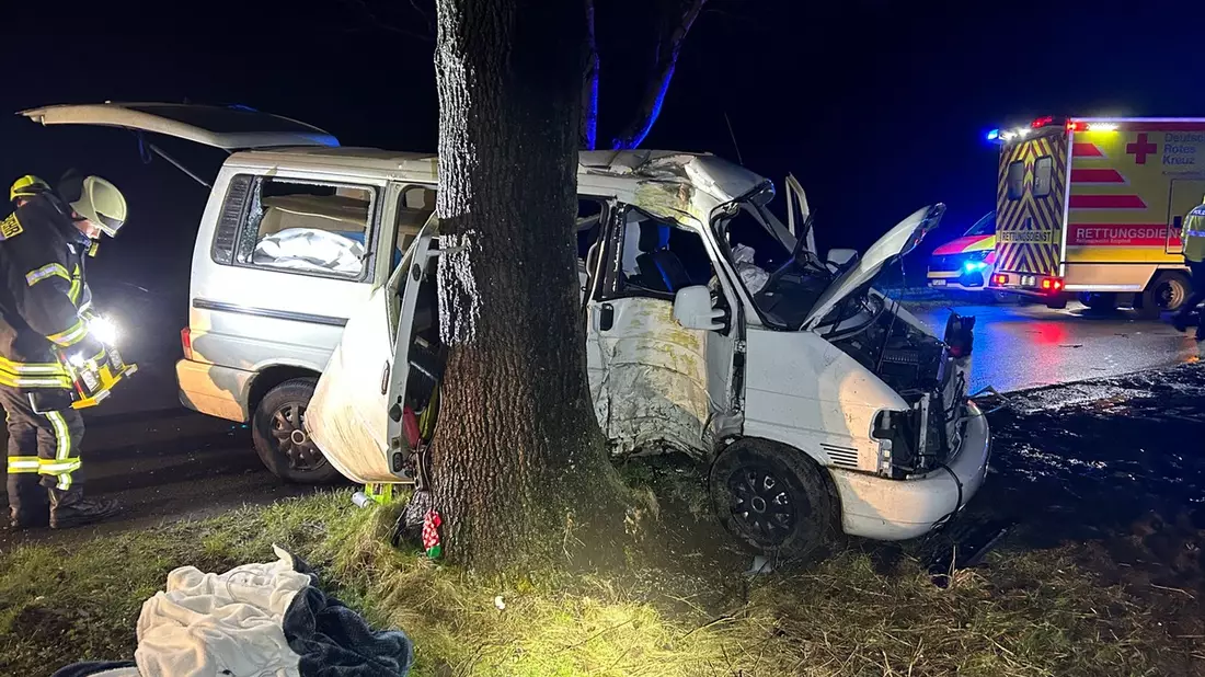 POL-STD: 27-jähriger VW-Busfahrer bei Unfall in der Gemarkung Bliedersdorf schwer verletzt, Unbekannte brechen Baucontainer in Stade auf - Bild: presseportal.de