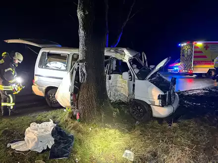 POL-STD: 27-jähriger VW-Busfahrer bei Unfall in der Gemarkung Bliedersdorf schwer verletzt, Unbekannte brechen Baucontainer in Stade auf - Foto: presseportal.de