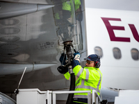 Die Fluggesellschaft Eurowings will während des Lufthansa-Warnstreiks volles Programm fliegen. - Foto: Christoph Schmidt/dpa