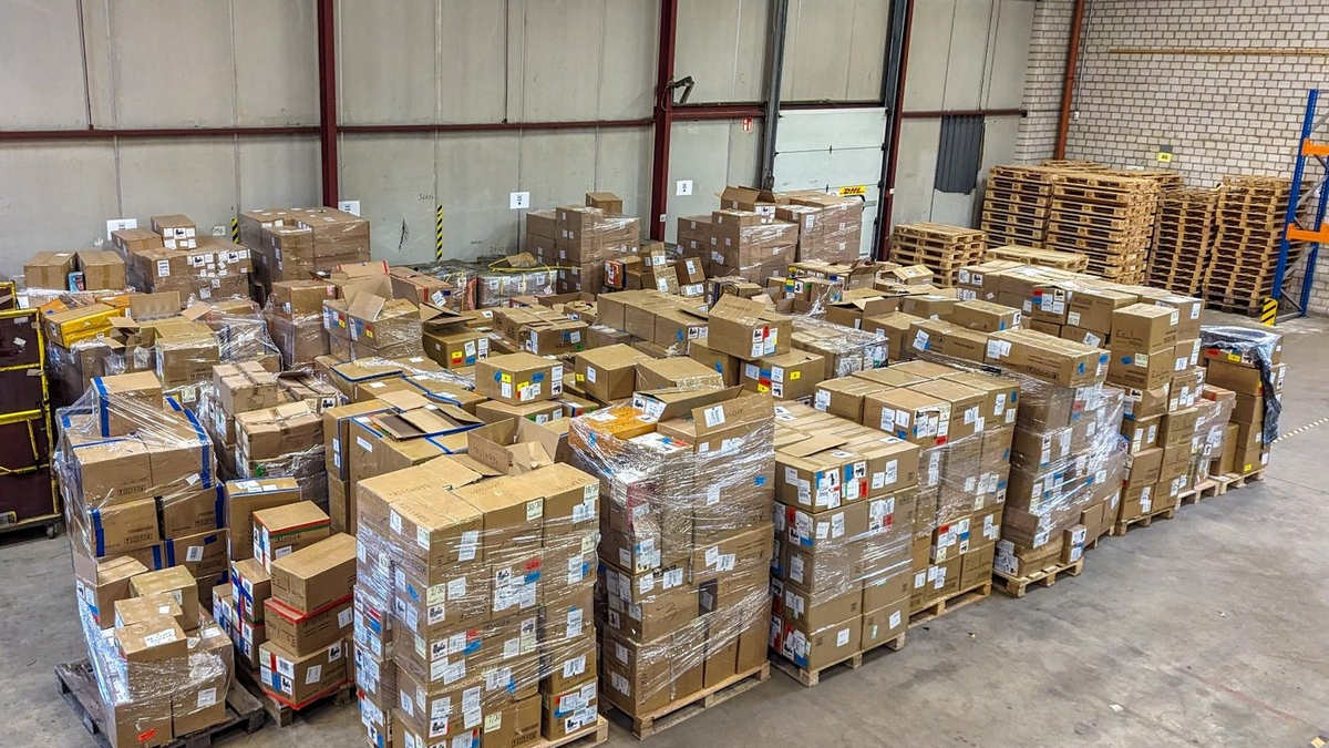 ZOLL-E: Bundesweit größte Sicherstellung von unversteuerten und nicht verkehrsfähigen E-Zigaretten - Foto: presseportal.de