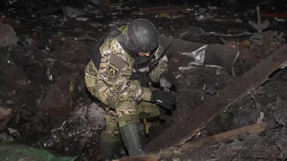 Ein ukrainischer Soldat inspiziert Trümmer eines eingestürzten Gebäudes. (Symbolbild). - Bild: Andrii Marienko/AP/dpa