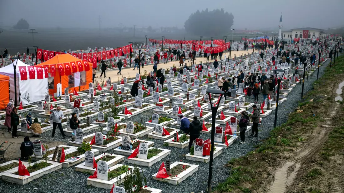 Auf dem Friedhof von Antakya liegen einige der Opfer des Erdbebens vom Februar 2023 begraben. - Bild: Metin Yoksu/AP/dpa