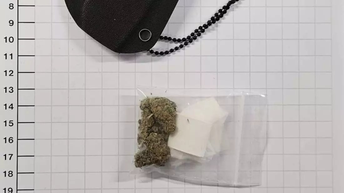 BPOL NRW: Gefälschte Dokumente, Drogen und Messer - Bundespolizei nimmt zweifach Gesuchten fest - Bild: presseportal.de