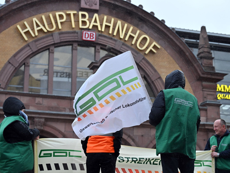 Die Gewerkschaft Deutscher Lokomotivführer (GDL) hat mit dem Eisenbahnunternehmen Transdev einen Tarifabschluss erzielt. - Foto: Martin Schutt/dpa