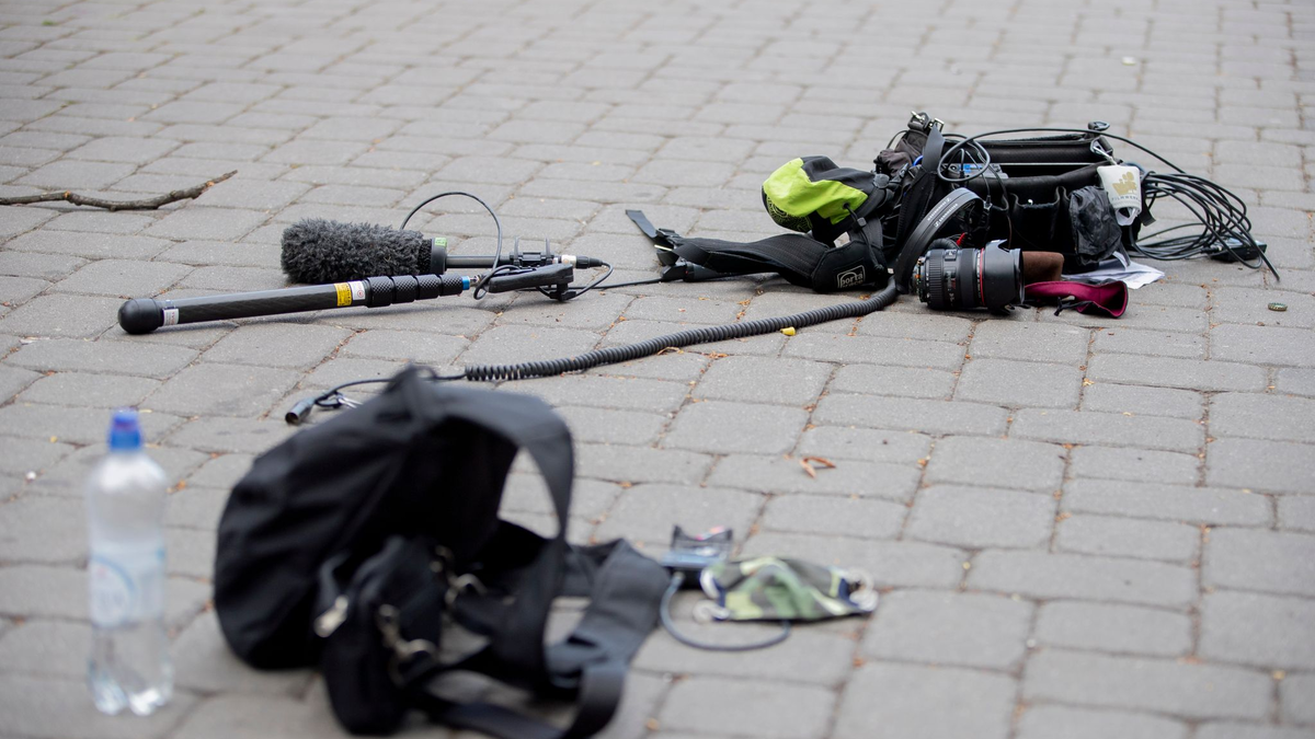 Die Ausrüstung des Kamerateams nach dem Übergriff am 1. Mai 2020 zwischen Alexanderplatz und Hackescher Markt. - Foto: Christoph Soeder/dpa