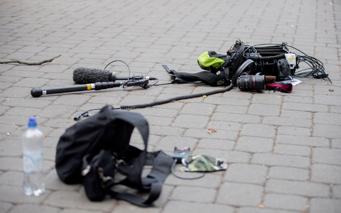 Die Ausrüstung des Kamerateams nach dem Übergriff am 1. Mai 2020 zwischen Alexanderplatz und Hackescher Markt. - Foto: Christoph Soeder/dpa