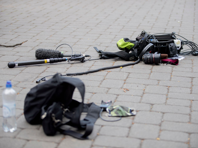 Die Ausrüstung des Kamerateams nach dem Übergriff am 1. Mai 2020 zwischen Alexanderplatz und Hackescher Markt. - Foto: Christoph Soeder/dpa