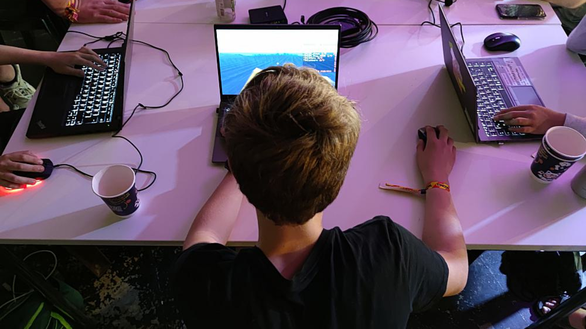 Junge Leute beim Zocken (Archiv) - Foto: über dts Nachrichtenagentur