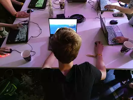 Junge Leute an Laptops (Archiv) - Foto: über dts Nachrichtenagentur