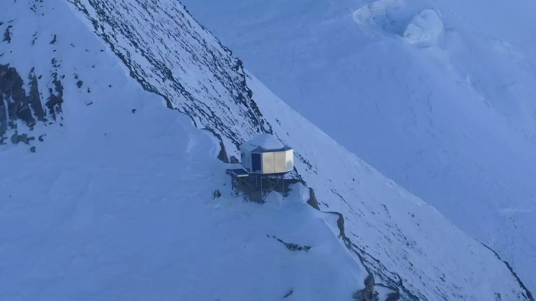 Zwei Tage saßen die beiden Bergsteiger aus Tschechien auf 3200 Metern Seehöhe am Großglockner fest. - Bild: Unbekannt/LPD KÄRNTEN/APA/dpa
