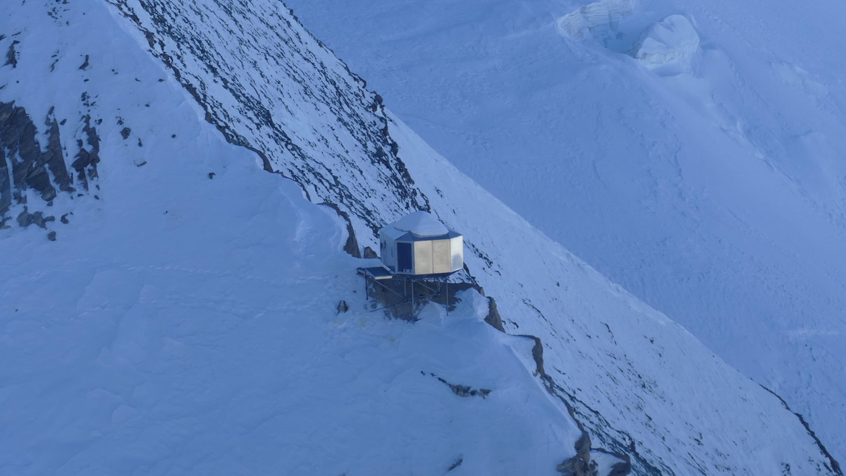 Zwei Tage saßen die beiden Bergsteiger aus Tschechien auf 3200 Metern Seehöhe am Großglockner fest. - Foto: Unbekannt/LPD KÄRNTEN/APA/dpa