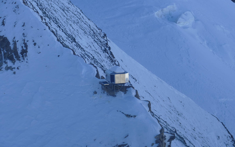 Zwei Tage saßen die beiden Bergsteiger aus Tschechien auf 3200 Metern Seehöhe am Großglockner fest. - Foto: Unbekannt/LPD KÄRNTEN/APA/dpa