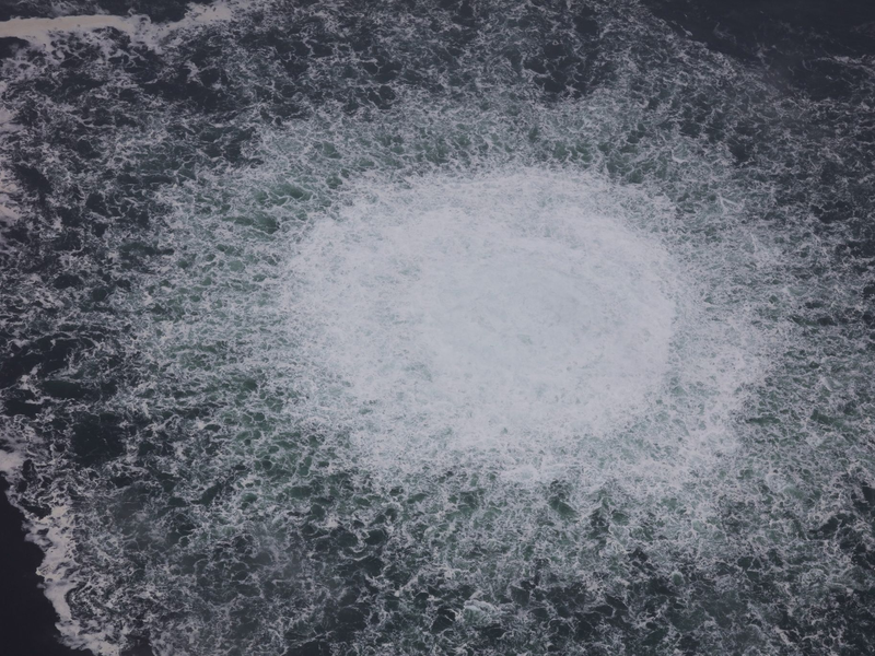 Das Nord Stream 1-Gasleck in der Ostsee, fotografiert am 28. September 2022 aus einem Flugzeug der schwedischen Küstenwache. - Foto: Swedish Coast Guard/dpa