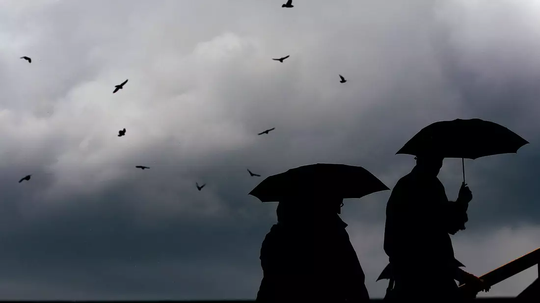 In der Mitte Deutschlands müssen sich die Menschen auf Regen einstellen. - Bild: Oliver Berg/dpa