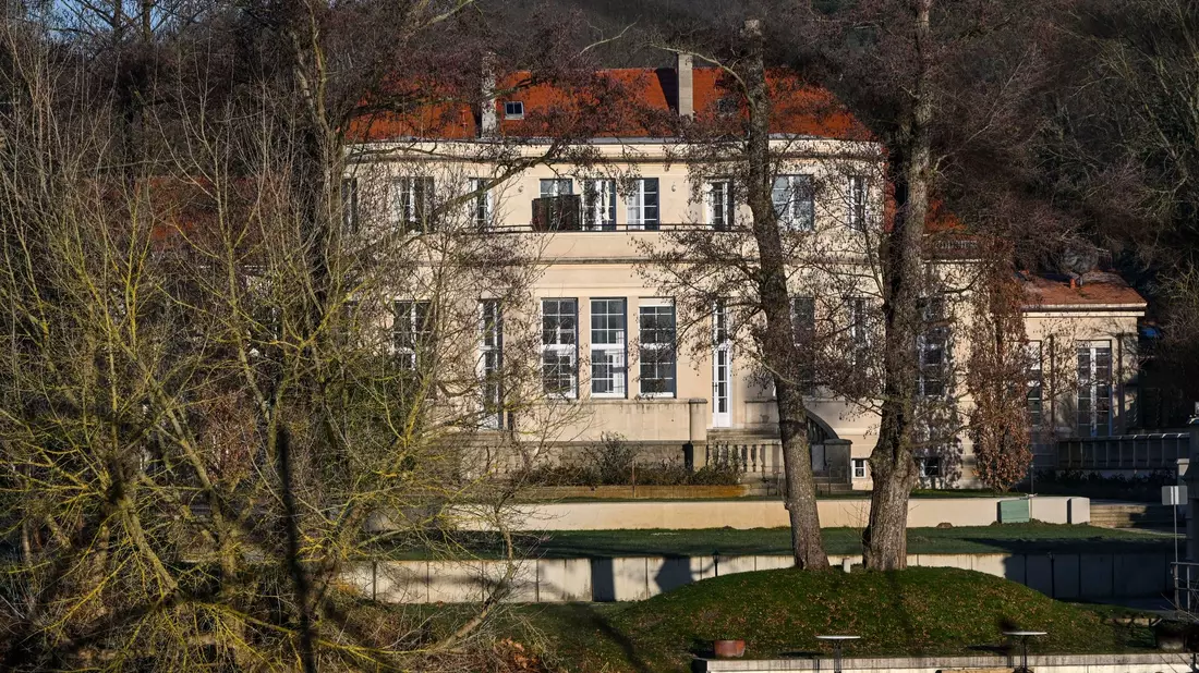 Blick auf das Gästehaus am Lehnitzsee: Dort hatte ein Treffen radikaler Rechter stattgefunden. - Bild: Jens Kalaene/dpa
