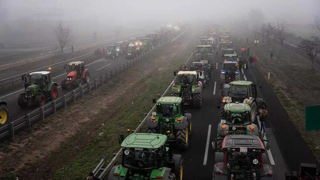 Hunderte von katalanischen Landwirten und Viehzüchtern haben sich den Protesten auf europäischer Ebene angeschlossen. - Bild: Marc Asensio Clupes/ZUMA Press Wire/dpa