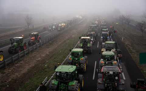 Hunderte von katalanischen Landwirten und Viehzüchtern haben sich den Protesten auf europäischer Ebene angeschlossen. - Foto: Marc Asensio Clupes/ZUMA Press Wire/dpa