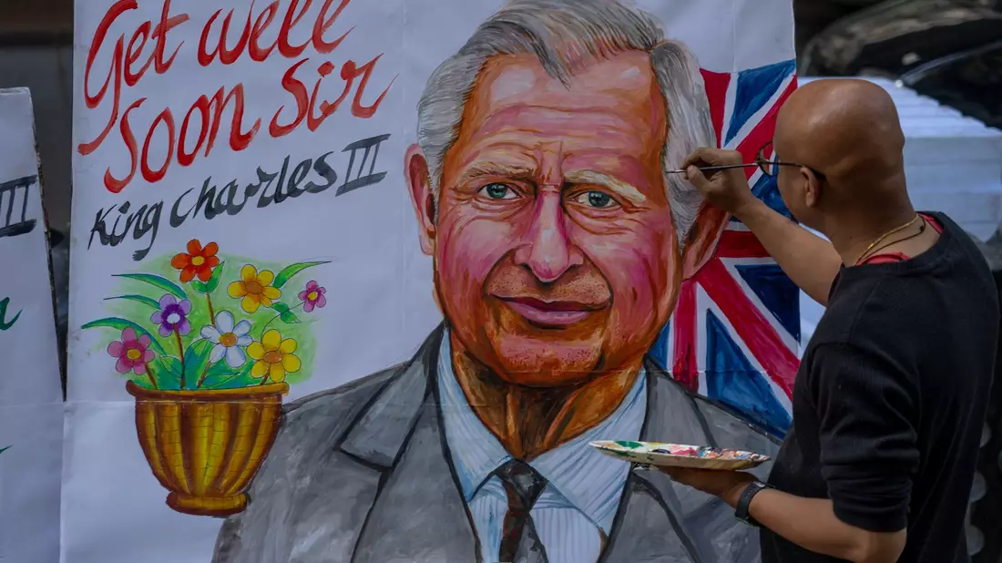 Ein Künstler der Gurukul-Kunstschule in Mumbai malt ein Bild des britischen Königs Charles III. und wünscht ihm baldige Genesung. - Bild: Rafiq Maqbool/AP/dpa