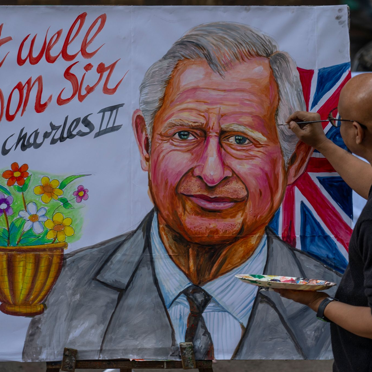 Ein Künstler der Gurukul-Kunstschule in Mumbai malt ein Bild des britischen Königs Charles III. und wünscht ihm baldige Genesung. - Foto: Rafiq Maqbool/AP/dpa