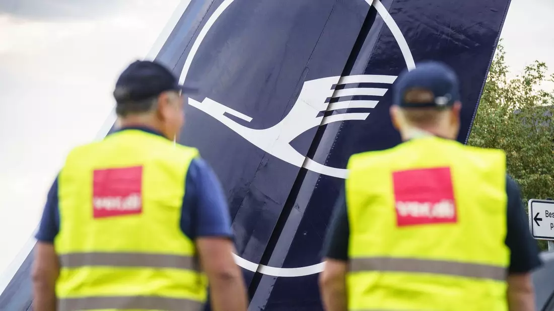 Das Bodenpersonal mehrerer Lufthansa-Gesellschaften tritt am Mittwoch in den Warnstreik. - Bild: Frank Rumpenhorst/dpa