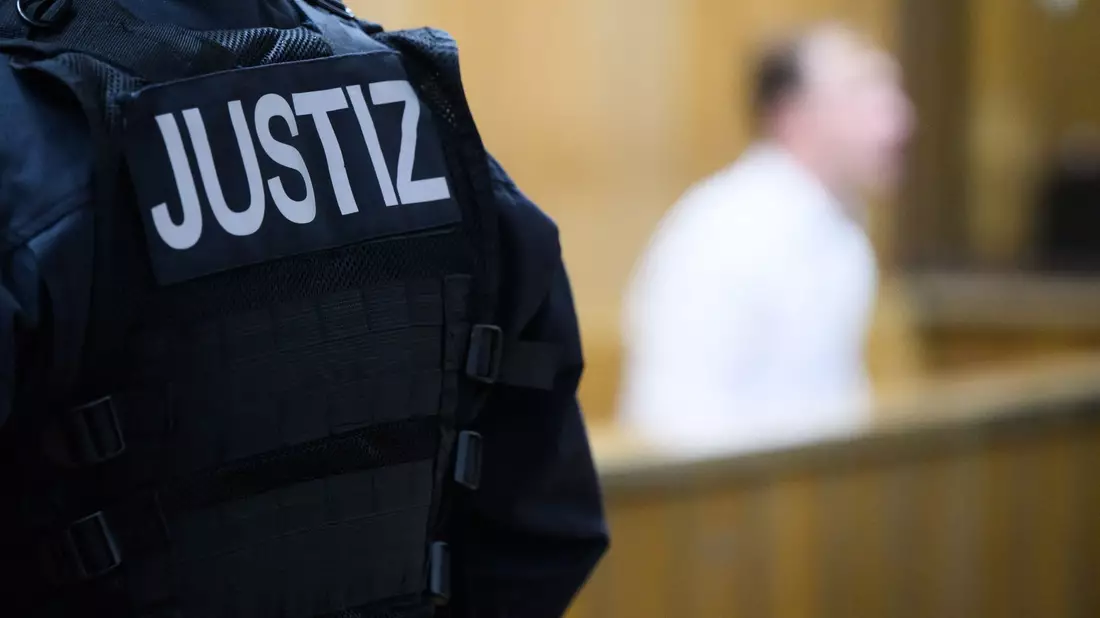 Der Angeklagte beim Prozessauftakt im Landgericht Hannover. - Bild: Julian Stratenschulte/dpa