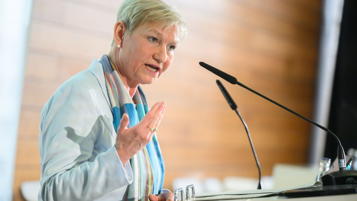 Kirsten Fehrs, Vorsitzende des Rates der EKD, spricht bei einer Pressekonferenz zur Vorstellung einer Studie zum Missbrauch in der evangelischen Kirche. - Foto: Julian Stratenschulte/dpa