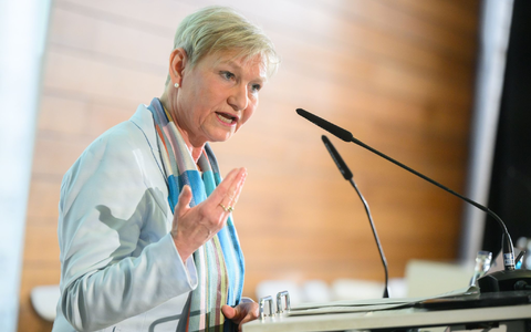 Kirsten Fehrs, Vorsitzende des Rates der EKD, spricht bei einer Pressekonferenz zur Vorstellung einer Studie zum Missbrauch in der evangelischen Kirche. - Foto: Julian Stratenschulte/dpa