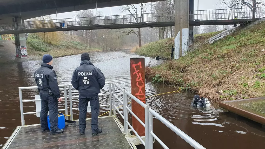 POL-STD: Tötungsdelikt in Stade - Mordkommission setzt Polizeitaucher ein - Bild: presseportal.de